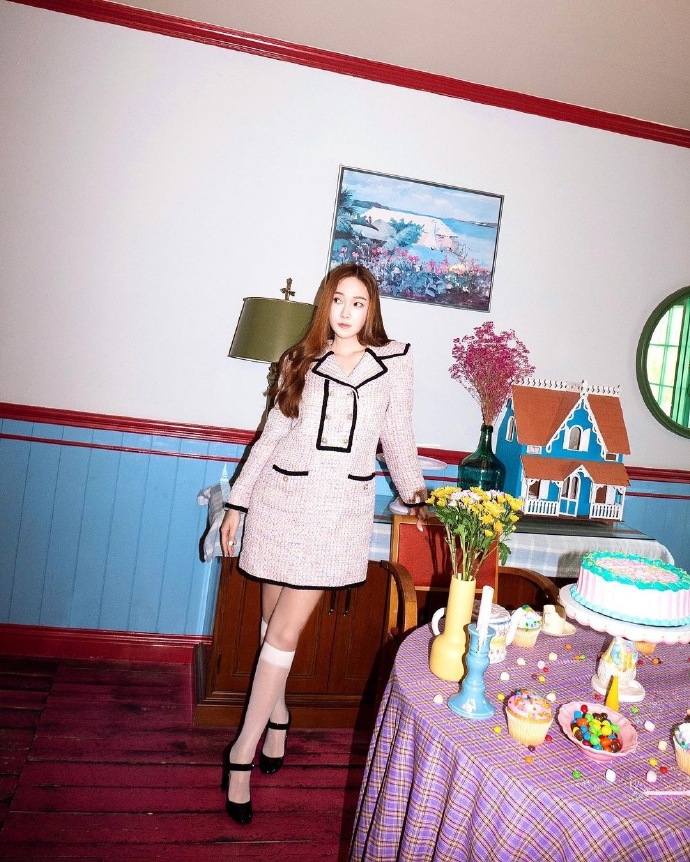 組圖：鄭秀妍Jessica格紋洋裝配瑪麗珍皮鞋 清純美麗少女感十足