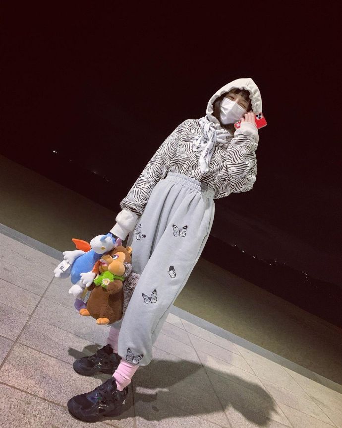 組圖：泫雅灰色連帽衞衣搭運動褲 懷抱玩偶露甜笑少女感滿滿