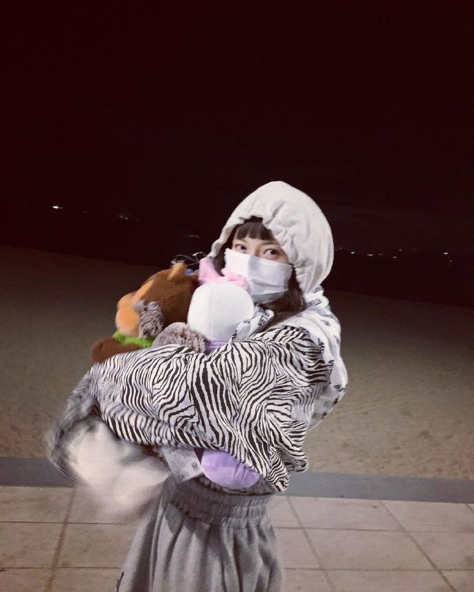 組圖：泫雅灰色連帽衞衣搭運動褲 懷抱玩偶露甜笑少女感滿滿