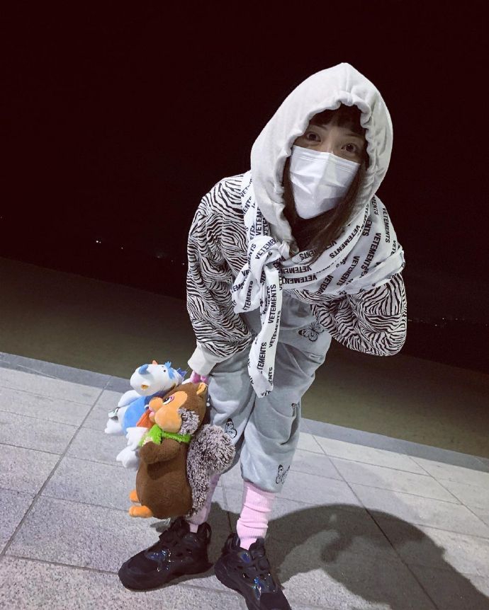 組圖：泫雅灰色連帽衞衣搭運動褲 懷抱玩偶露甜笑少女感滿滿