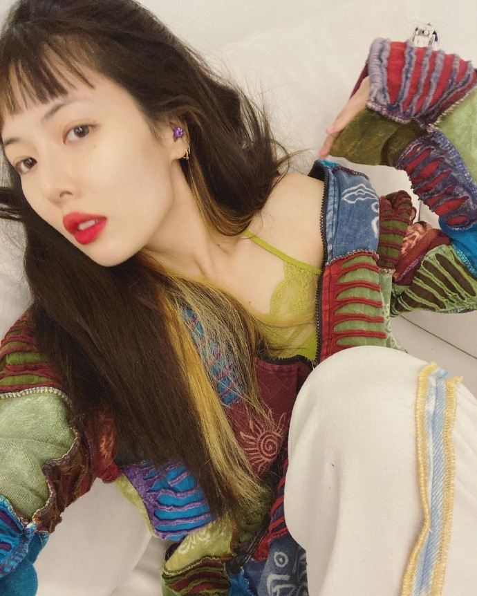 组图：泫雅拼色毛衣搭豆沙绿吊带 大方秀美肩眼神魅惑撩人