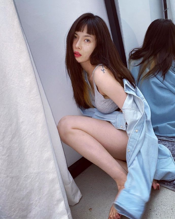 組圖：泫雅曬與男友親密對鏡自拍 穿性感內衣大秀迷人曲線