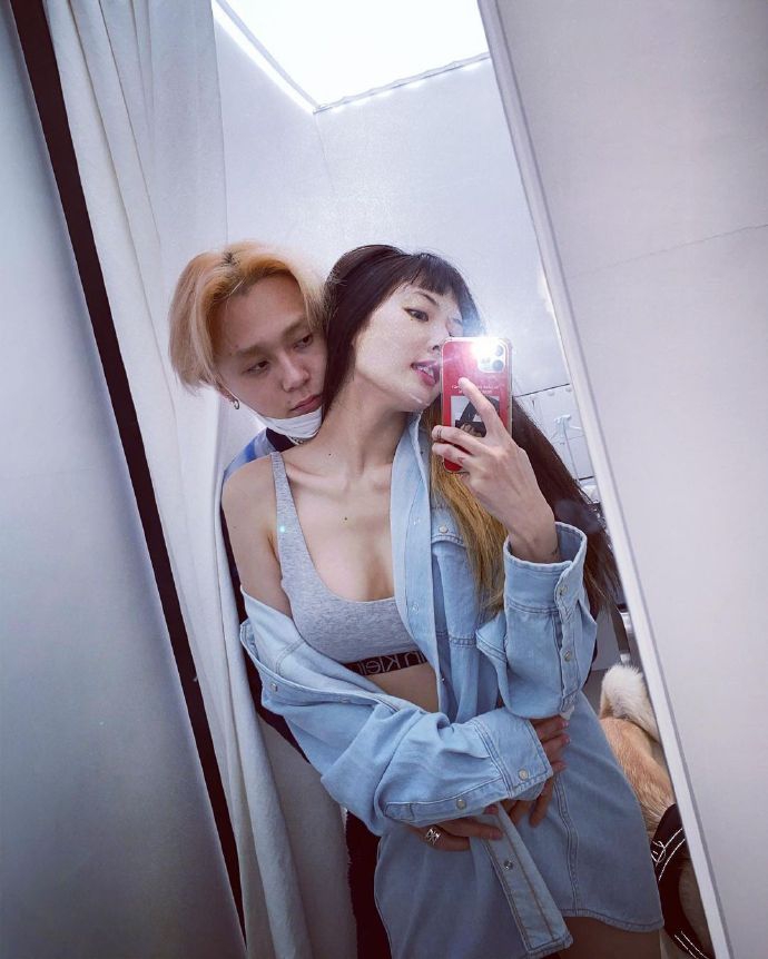 組圖：泫雅晒與男友親密對鏡自拍 穿性感內衣大秀迷人曲線
