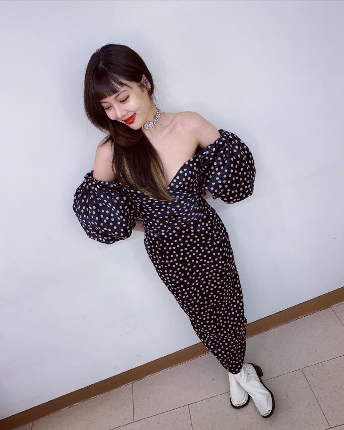 組圖：泫雅穿露肩波點裙秀迷人曲線 紅脣配挑染金髮性感撩人