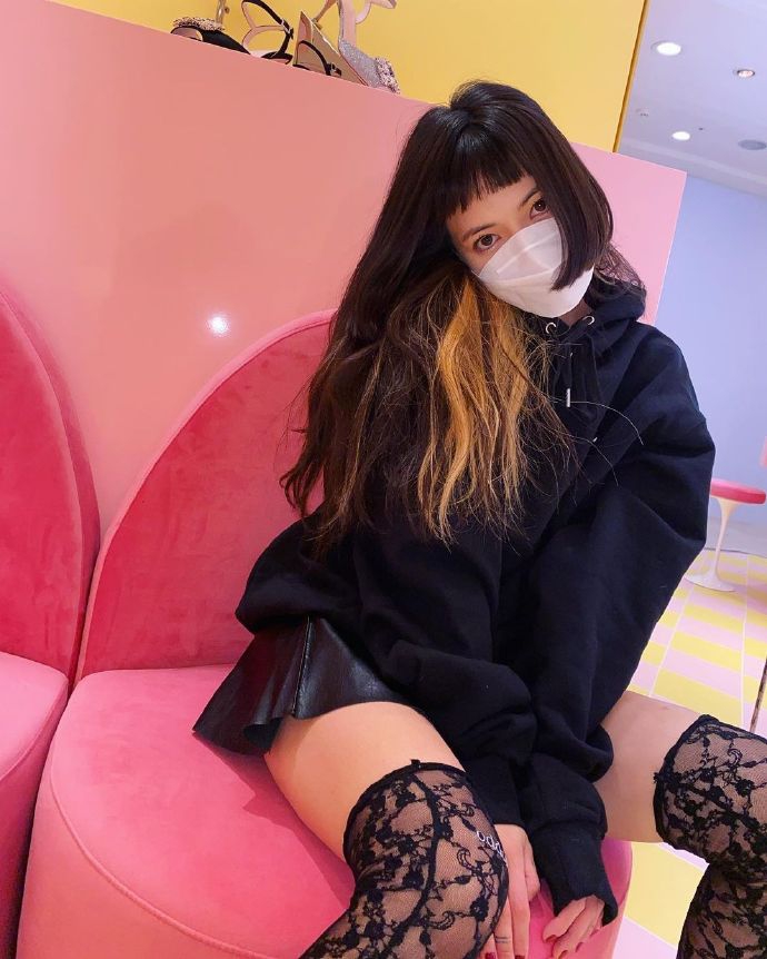 組圖：泫雅黑色皮裙配蕾絲網襪大方秀長腿 化紫色亮片妝又酷又美