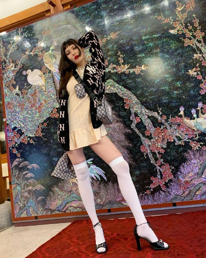 組圖：泫雅穿鵝黃色針織裙搭白絲襪 踩高跟鞋秀長腿性感十足