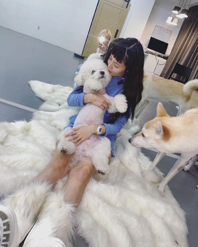 組圖：泫雅藍紫色運動裝搭同色系短褲 懷抱愛犬大方秀美腿