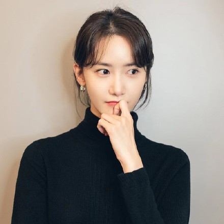 组图：林允儿晒穿黑色高领衫日常照 短发造型优雅又知性
