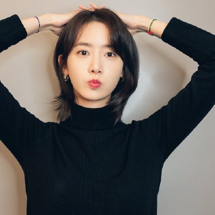 组图：林允儿晒穿黑色高领衫日常照 短发造型优雅又知性
