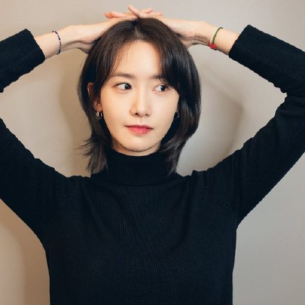 组图：林允儿晒穿黑色高领衫日常照 短发造型优雅又知性