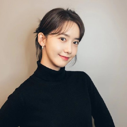 组图：林允儿晒穿黑色高领衫日常照 短发造型优雅又知性