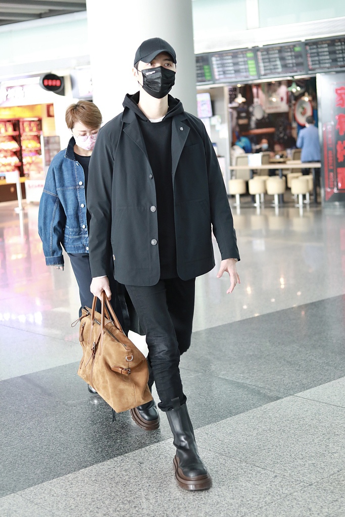 组图:阿云嘎全黑look大长腿优越十足 拎大包脚踩皮靴潇洒帅气