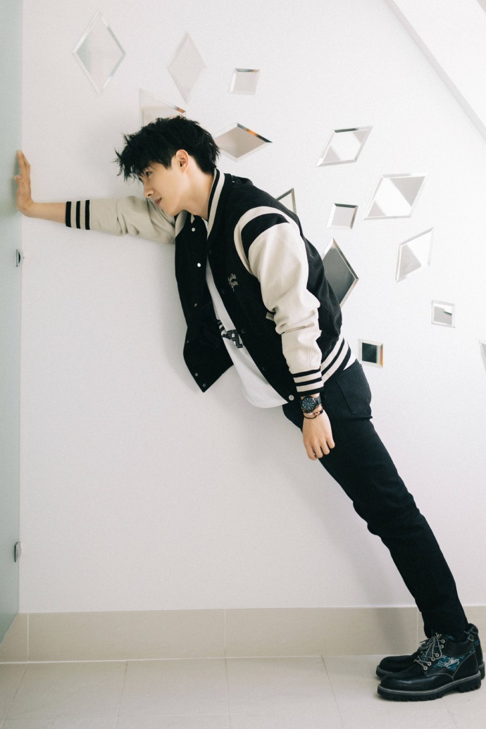 组图:刘昊然身穿运动装亮相时装周 清新自然似邻家大男孩