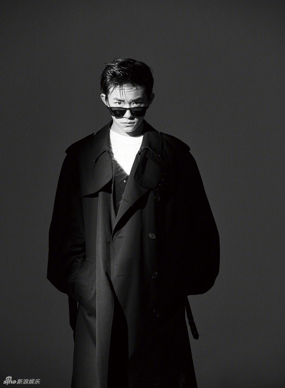 组图:16岁易烊千玺初登大刊封面 雅痞魅力别有味道