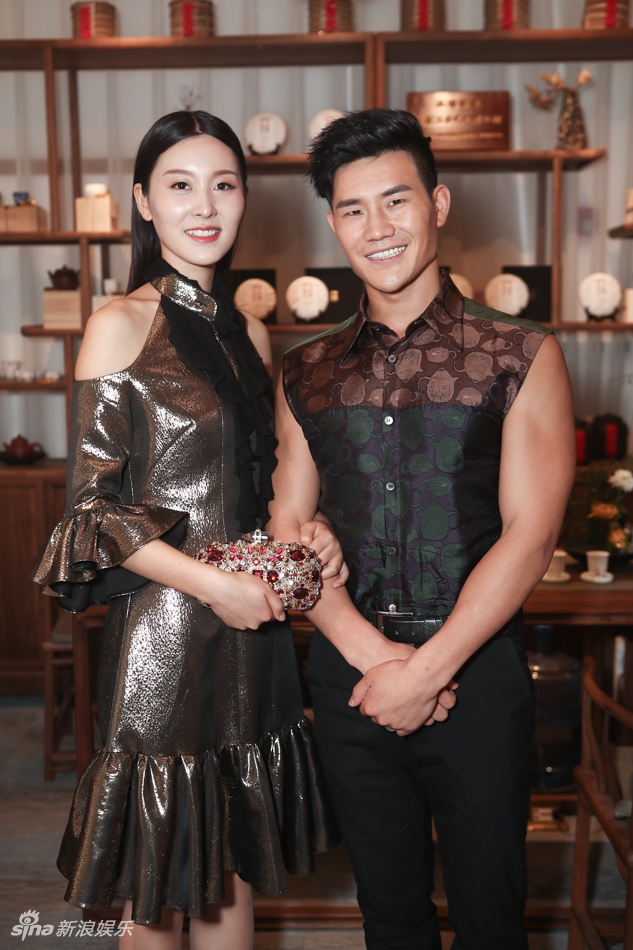 嘎子谢孟伟自曝将当爸爸 携娇妻婚后首次亮相