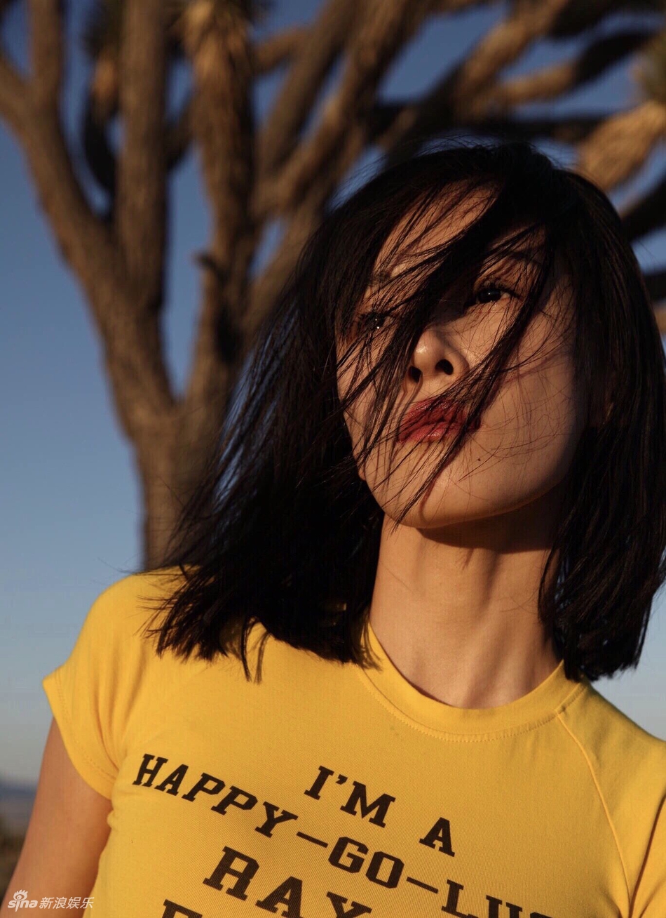 组图绽放性感魅力张蓝心赴美无人区拍摄沙漠写真