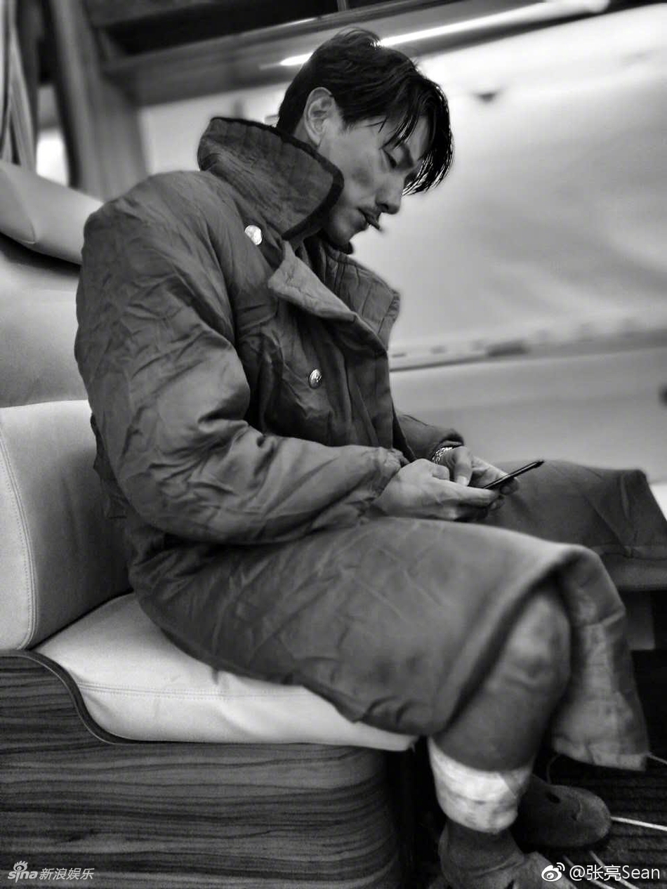 新浪娱乐讯 6月26日,张亮晒出了自己以前拍摄过的照片,并且配文称:"