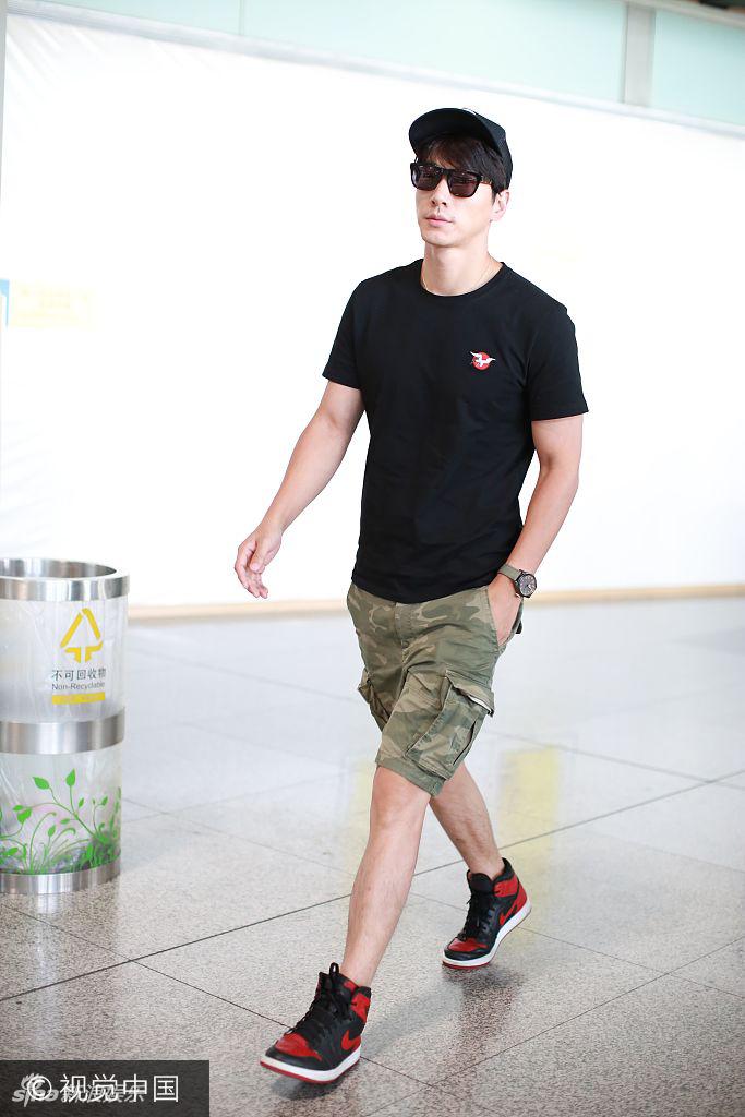 辣眼睛!张亮晒旧照称"爱上原来的自己"