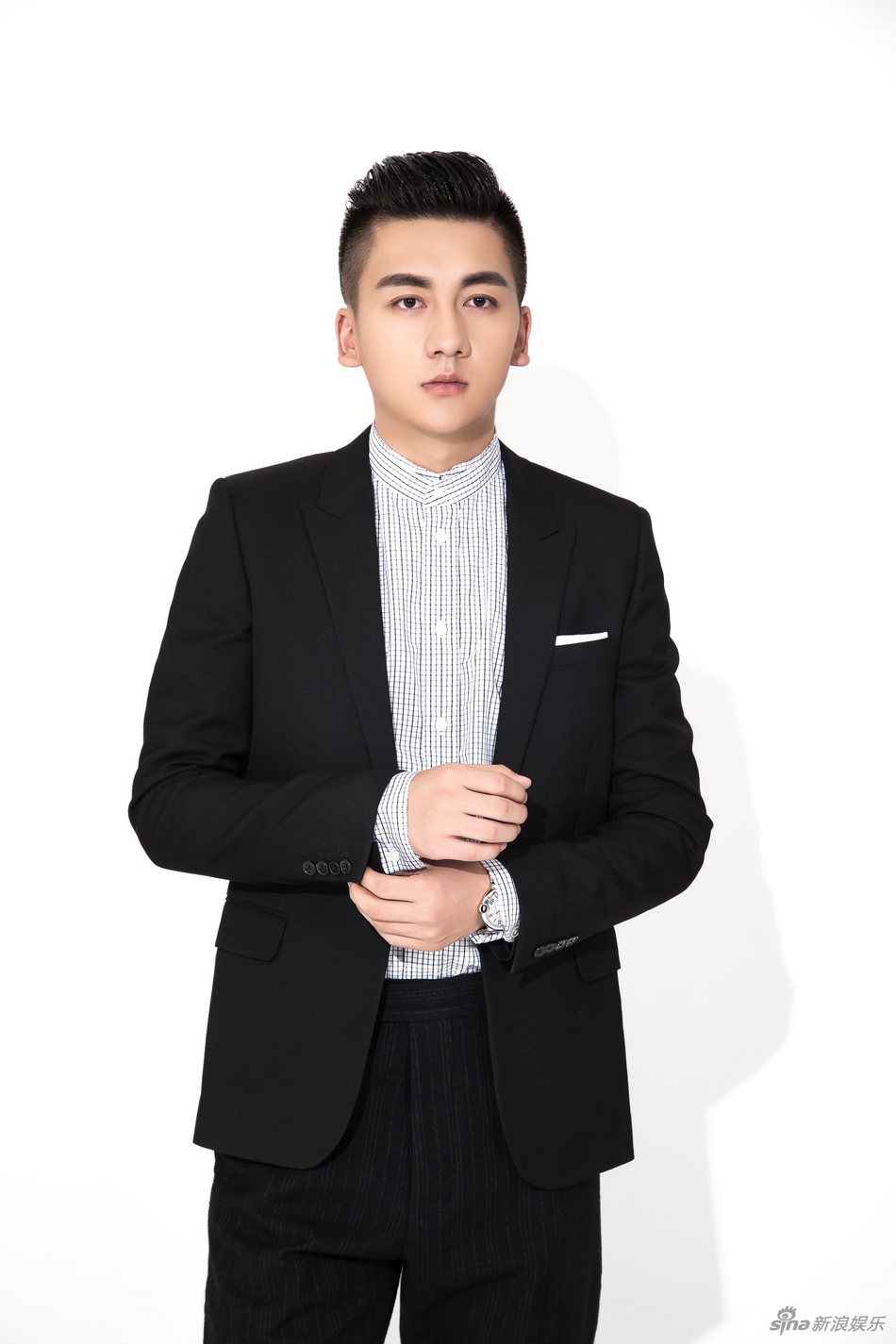 组图:康磊曝光最新写真 帅气诠释霸道总裁