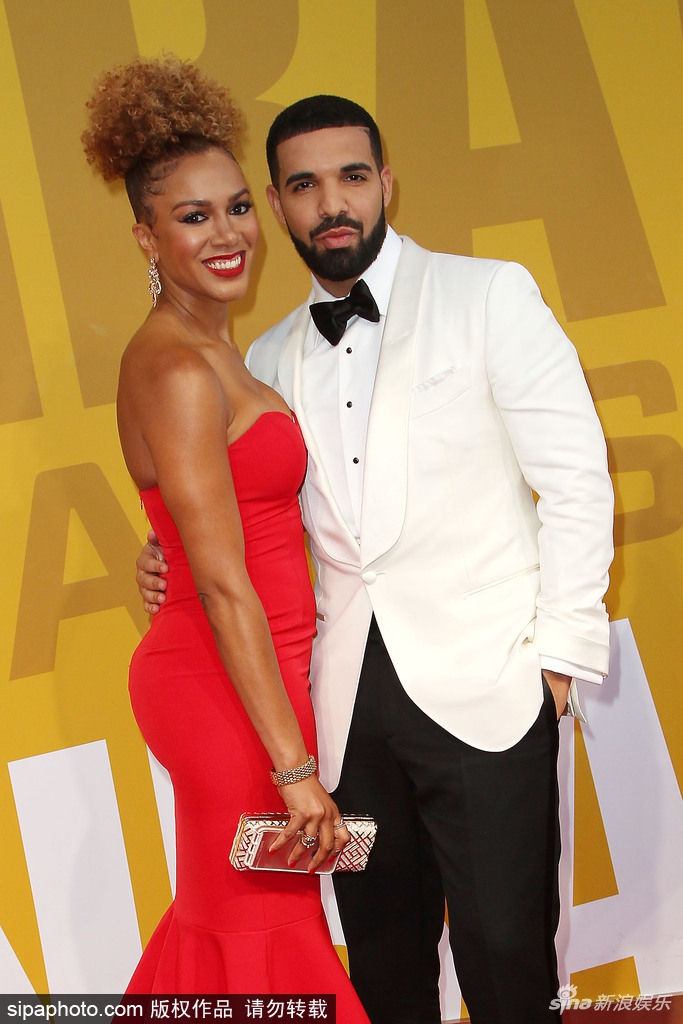 "公鸭"德雷克现身nba颁奖礼红毯 白西装帅气十足