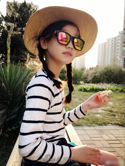 新浪娱乐讯 近日,赵薇的"刁蛮女儿"纪姿含的一组照片曝光,她曾出演