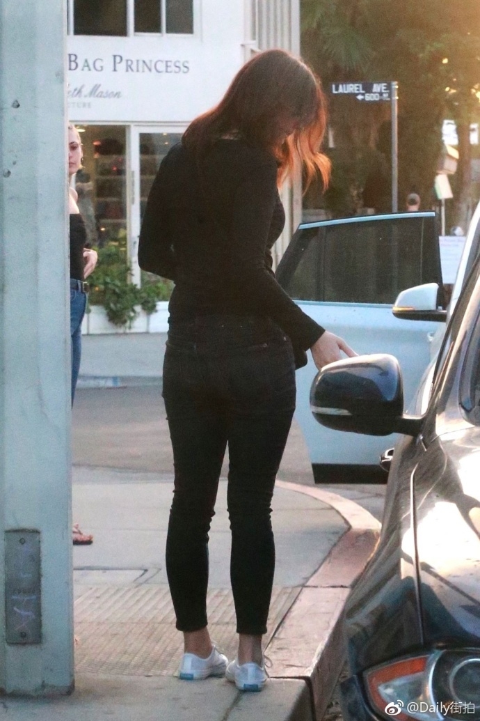 拉娜·德雷一身黑现身 酷劲难挡干练十足