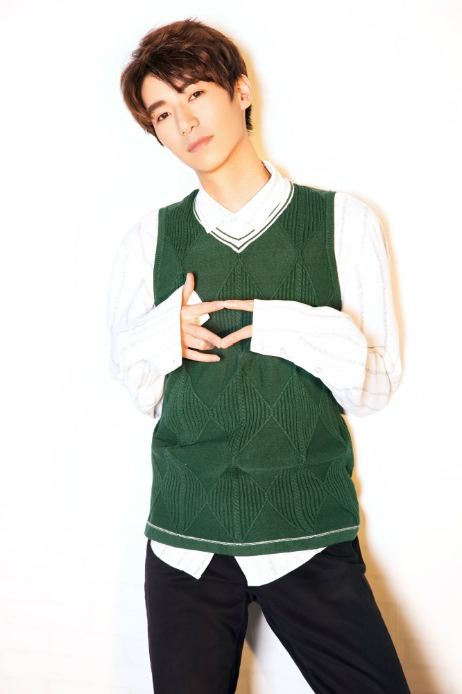 孙一杰最新清爽写真  演绎"优雅撩"气质十足