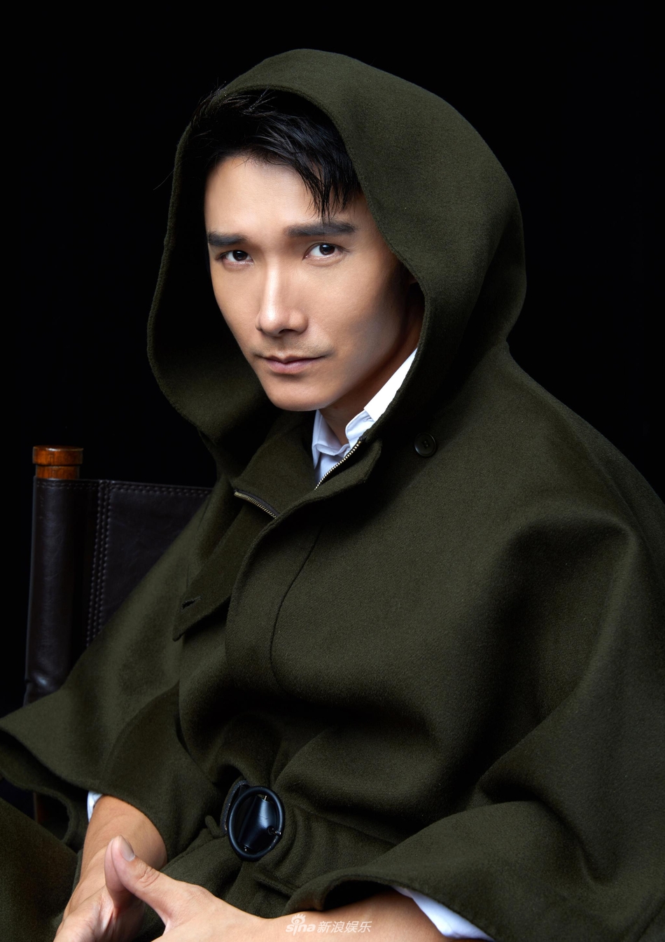新浪娱乐讯 近日,演员李泰曝光一组时尚写真,军绿色斗篷潇洒帅气,让