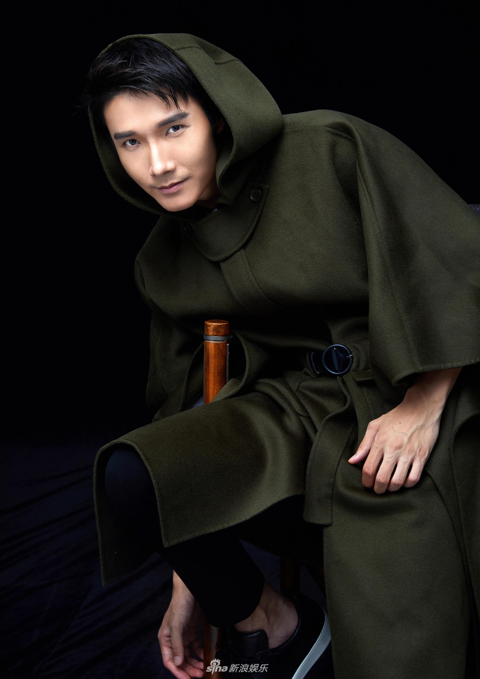 新浪娱乐讯 近日,演员李泰曝光一组时尚写真,军绿色斗篷潇洒帅气,让