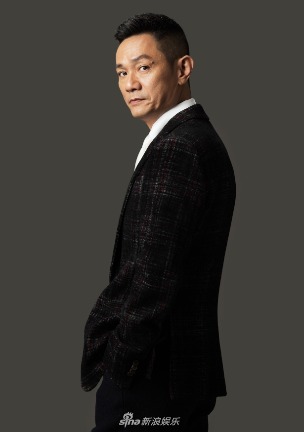 日前, 实力派演员果靖霖曝光两组造型,一组身穿黑色格子呢料西装,上演