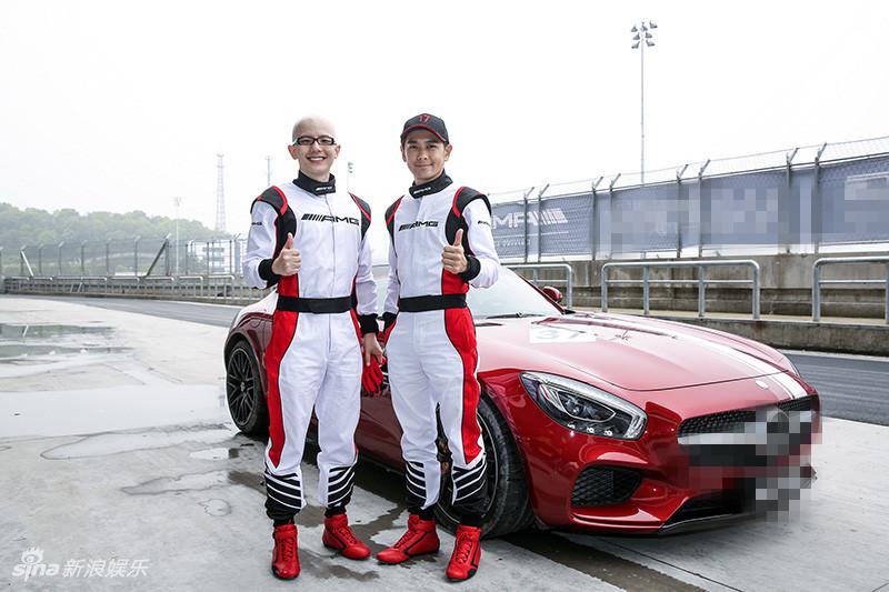 平安穿赛车服英姿飒爽 与汉密尔顿会面自拍