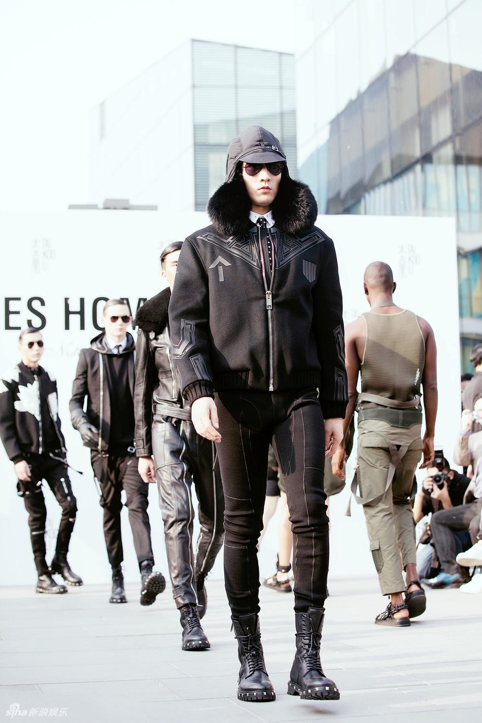 韩旭受邀为品牌走秀 气场全开彰显潮男风范