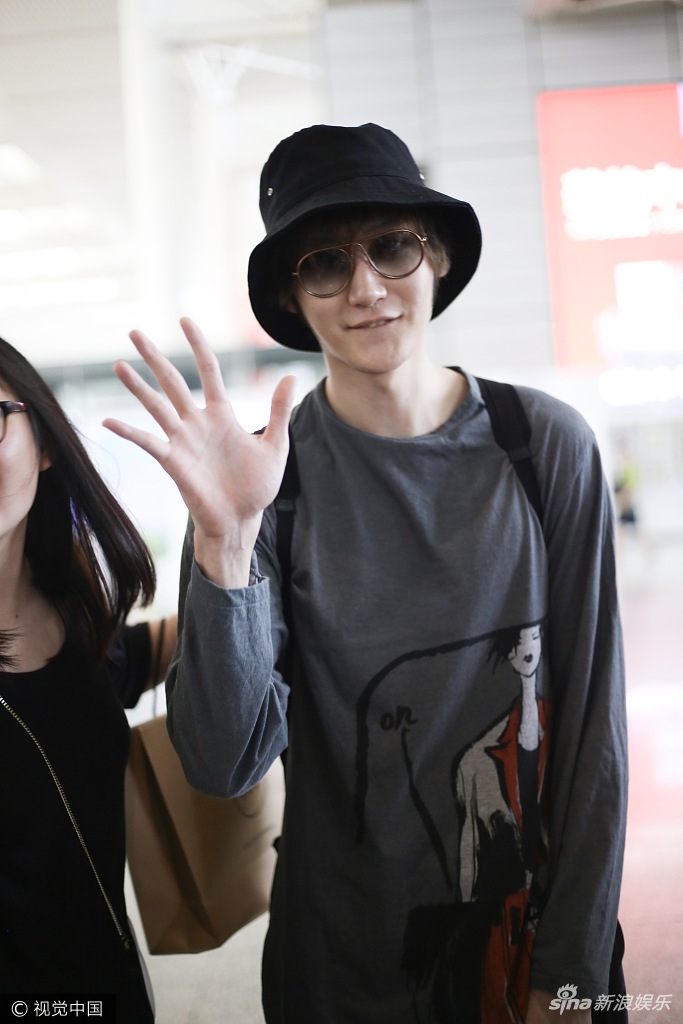 组图郭敬明喜欢这样的汪铎衣衫宽大日范足插兜扮酷