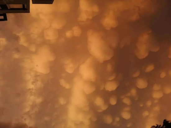 北京暴雨后现“乳状云”奇观，这是怎么形成的？