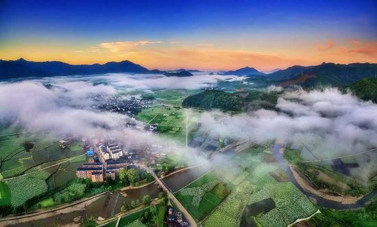 "中轴色彩"武夷山五夫摄影小镇作品展在景山公园展出