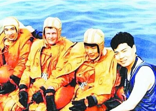 吴杰（左一）和李庆龙（右二）是中国最早的两位航天员，曾经在俄罗斯加加林太空训练中心长期训练，也是首批航天员的训练员。受训期间，吴杰获得了联盟飞船指令长荣誉，这是整个加加林太空训练中心唯一一次将这个称号授予非俄罗斯人，而李庆龙则是杨利伟的训练老师。