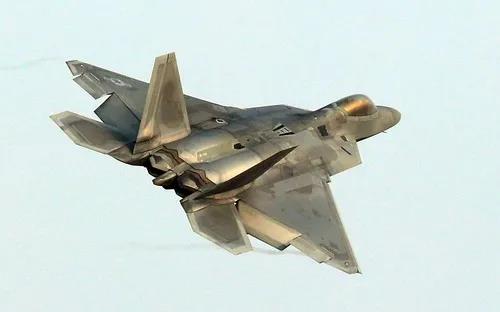 2017年12月4日，一架美国空军F-22“猛禽”战斗机飞过韩国光州空军基地上空。新华社/法新