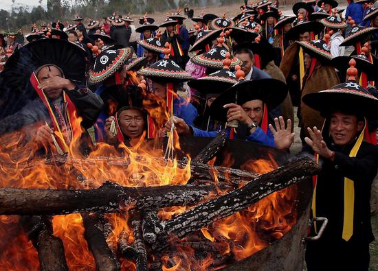 毕摩祭火(云南楚雄州楚雄市  马兴华摄)