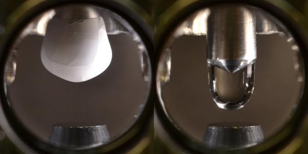 研究人员将一股细微的纯化水蒸气样品从相邻隔室释放到真空室中，于是就在“手指”末端形成了一根小冰柱。右图是冰柱融化后的水滴。