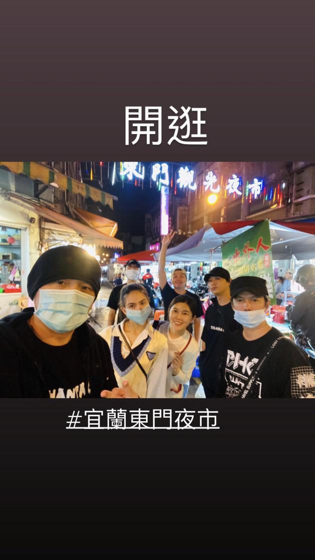  Jay Chou and Kunling toured the night market to show their love 