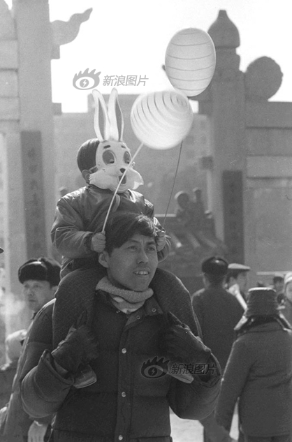 那几天的地坛公园真是过大年的样子,人头攒动,摩肩擦踵,熙熙攘攘,笑逐