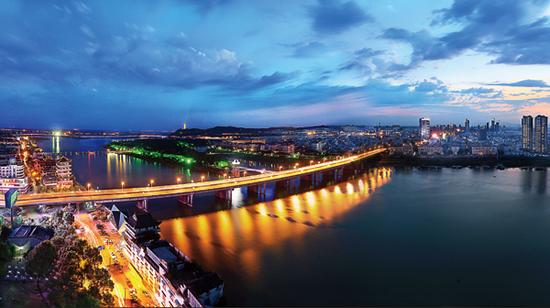《兰城夜景》 胡辉摄郎静山,浙江兰溪人,2006年获中国摄影家协会授予