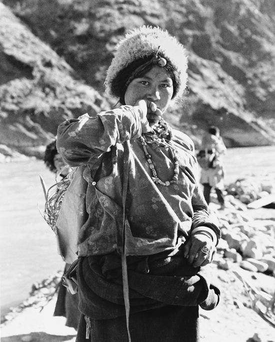 《牧女》1961年,昌都,蓝志贵摄,中国美术馆个展作品.