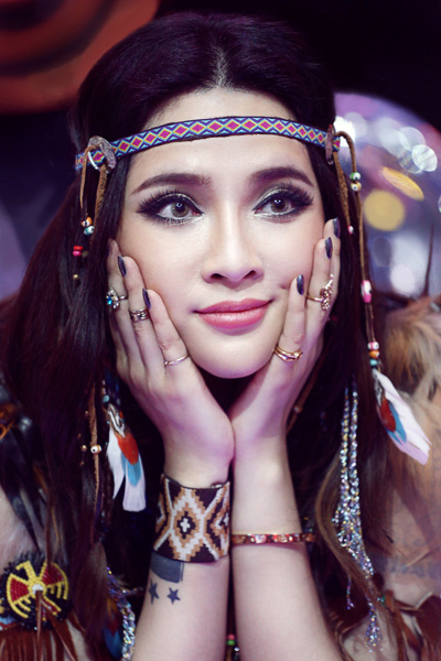 艾菲变身吉普赛女郎新浪娱乐讯 本周日的《盖世音雄》中,各明星战队又