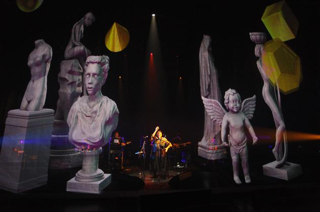 陈粒“小梦大半”全息投影演唱会