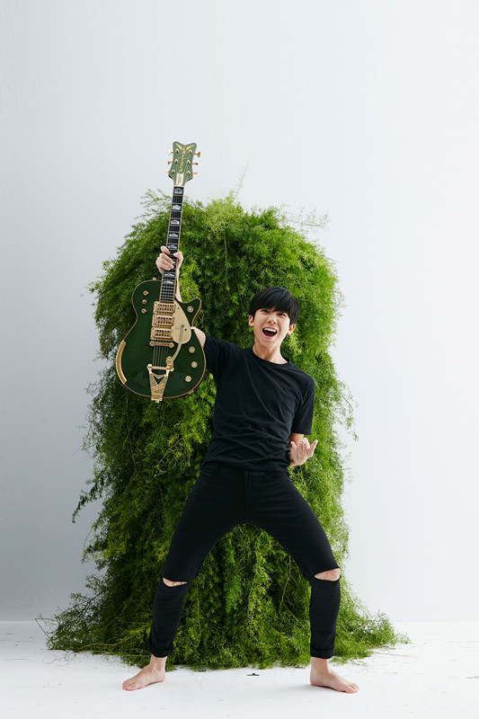 白举纲拍专辑封面大玩道具 变身"野草"