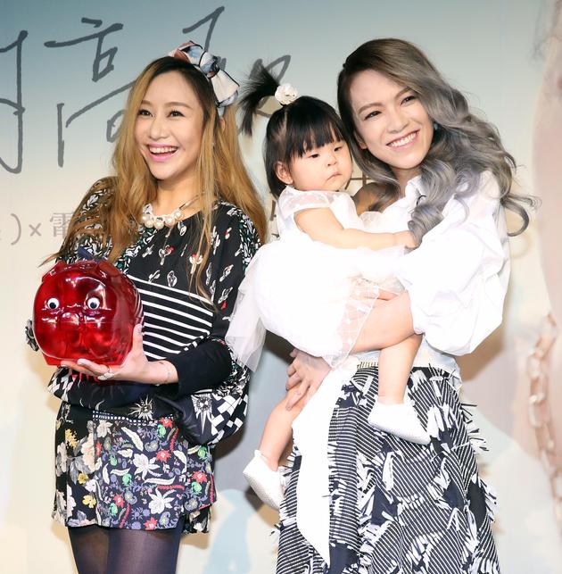 张芸京台北发布新专辑 邓紫棋现身送祝福