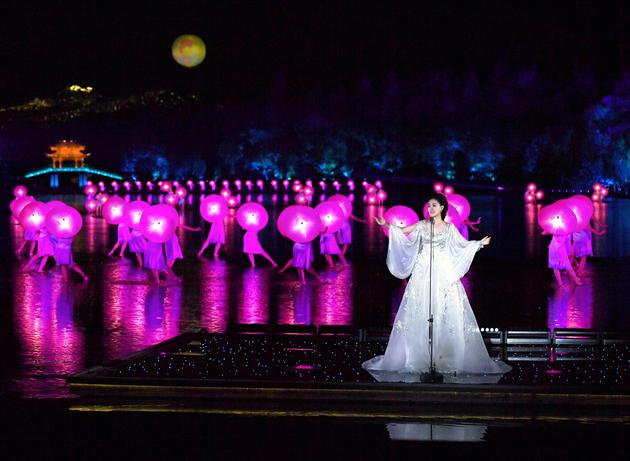 雷佳G20晚会献唱《难忘茉莉花》