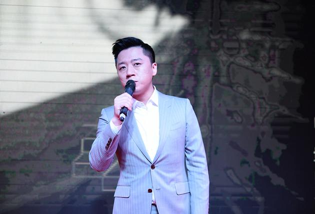 张磊近照