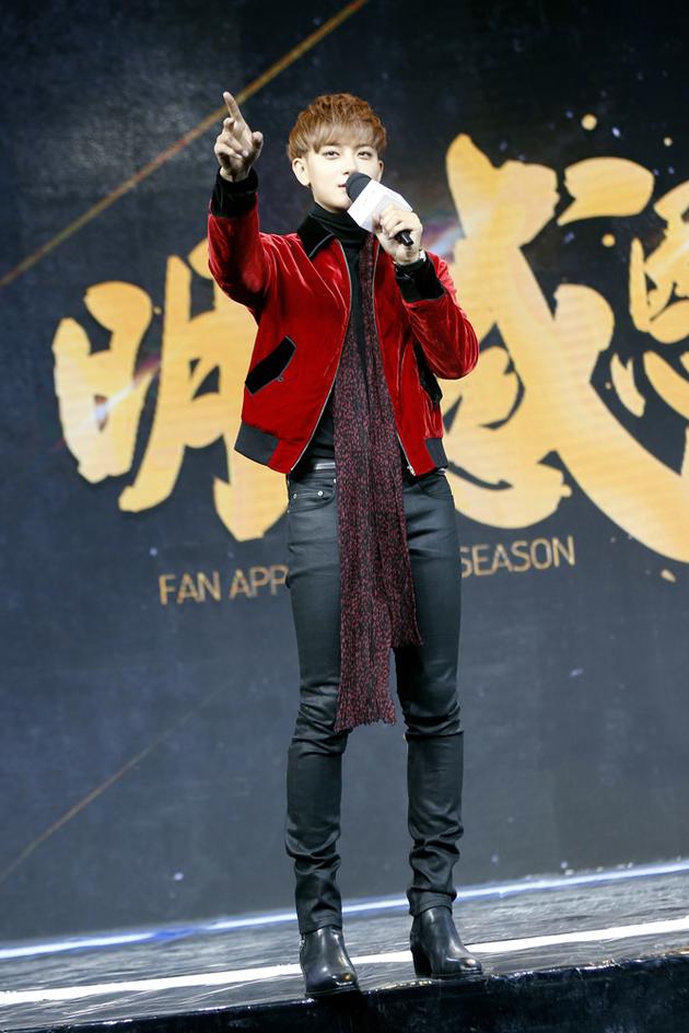 黄子韬大长腿太抢镜